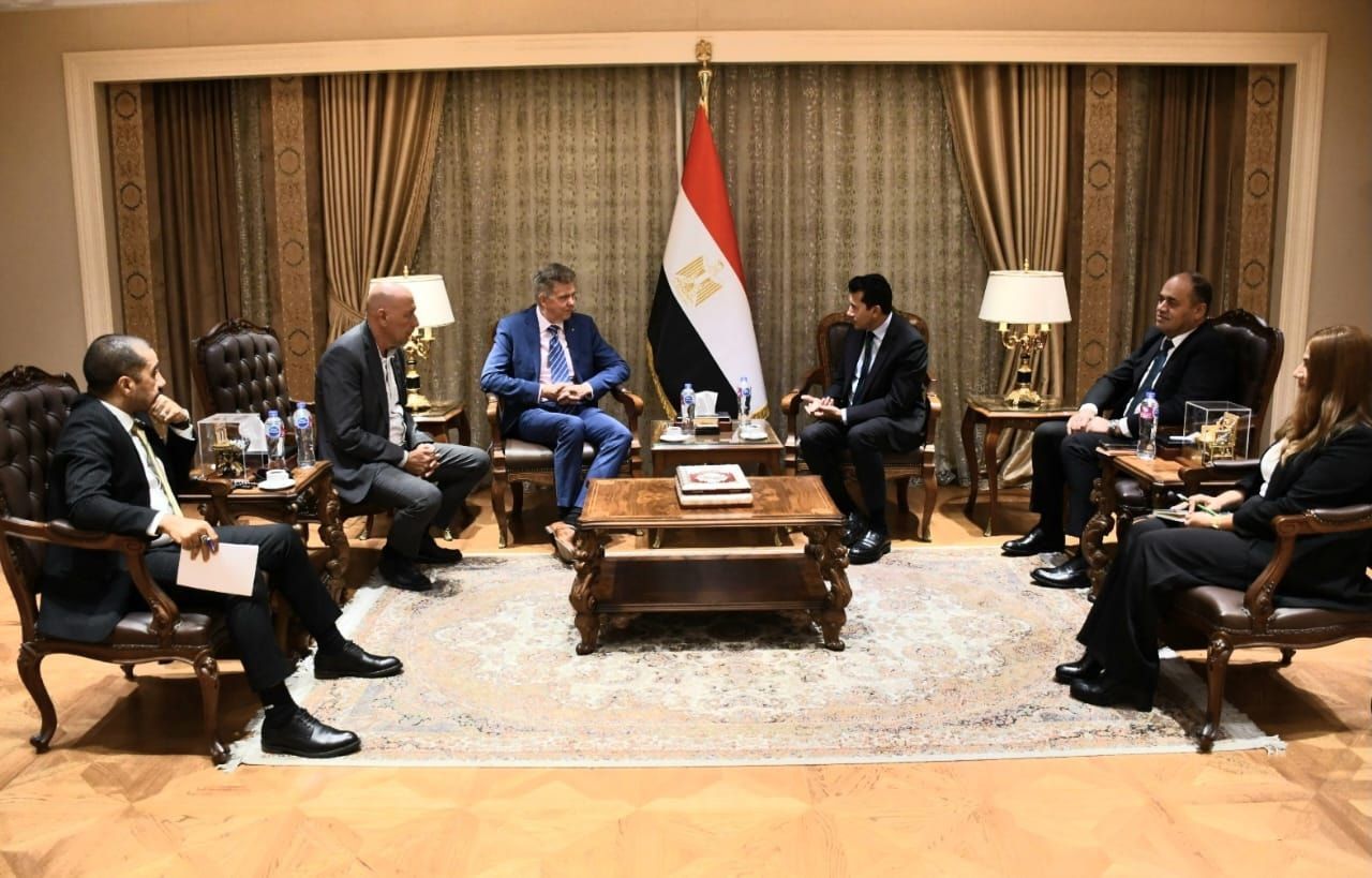 May be an image of 6 people and the Oval Office