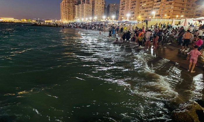 تنفيذًا لتوجيهات محافظ الإسكندرية.. بدء تطبيق قرار منع نزول البحر بعد المواعيد الرسمية