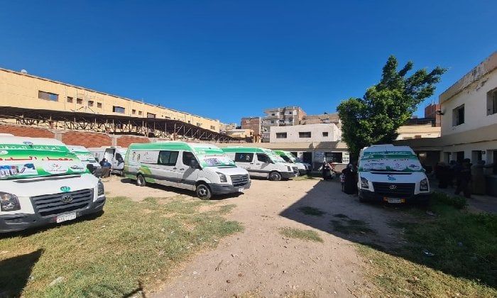 بـ 7عيادات طبية.. كشف وعلاج لـ865 مواطنًا في قافلة مجانية بالبحيرة