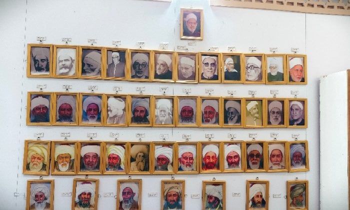 لوحة شرفية تضم صور وأسماء مشايخ الأزهر بمعرض الإسكندرية الدولي للكتاب