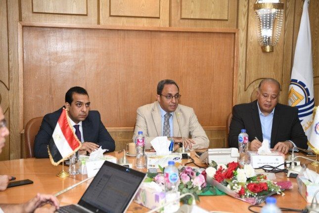 محافظ قنا يستقبل فريق مشروع «حيّنا» لمتابعة مستجدات الإدارة المالية العامة والبنية التحتية