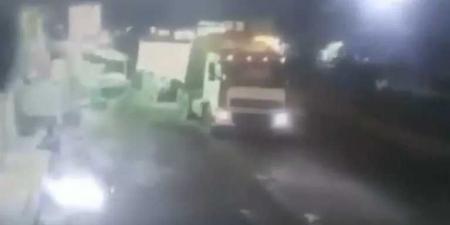 شاهد بالفيديو شاب يختار ان ينهي حياته تحت عجلات قاطرة في الحديدة .. والسائق يدفع الثمن - بوابة اخر ساعة