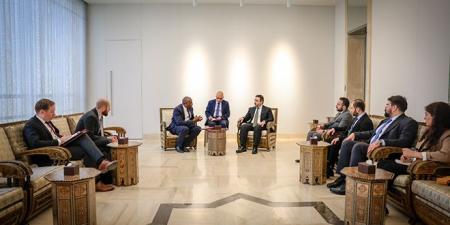 الوزير الشيباني ووزير خارجية المملكة المتحدة يبحثان تعزيز التعاون الثنائي - بوابة اخر ساعة