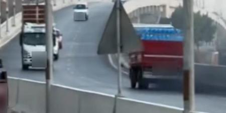 ضبط قائد سيارة نقل للسير عكس الاتجاه أعلى كوبري بالقليوبية - بوابة اخر ساعة