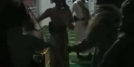 شاهد بالفيديو ..لطم وعويل الحوثيين في المساجد في يوم عاشوراء - بوابة اخر ساعة