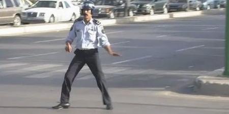 شاهد كيف أوقف الشرطي الراحل هزاع ذنيبات موكب الراحل الملك الحسين لأجل سيارة إسعاف .. فيديو - بوابة اخر ساعة