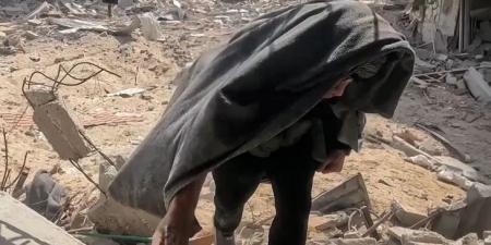 ارتداها السنوار.. لماذا يرتدي المقاومون "عباءة" في ميدان القتال؟ #عاجل - بوابة اخر ساعة