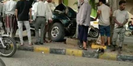 عاكس خط يفقد ‘‘فرامل’’ سيارته.. تعز تستيقظ على حادث مروع وسط المدينة وسقوط مصابين - بوابة اخر ساعة