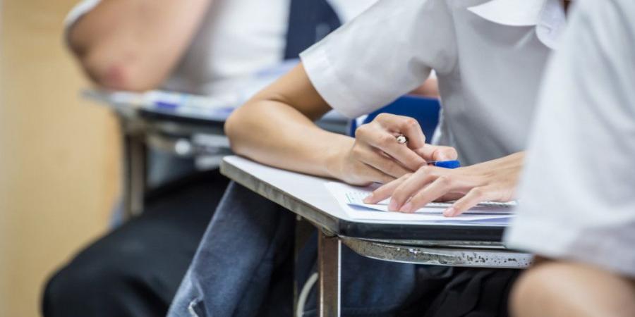طلبة التوجيهي يتقدمون للامتحان في يومه السادس - بوابة اخر ساعة