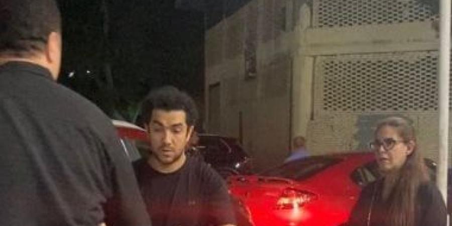 ميدو عادل ودنيا عبد العزيز وسامى مغاورى فى عزاء والدة هشام إسماعيل - بوابة اخر ساعة