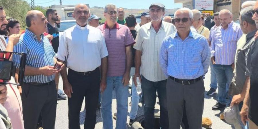 وقفة احتجاجية لأهالي 4 بلدات بقضاء مرجعيون اعتراضًا على استمرار حرق النفايات بمكب كفرتبنيت - بوابة اخر ساعة