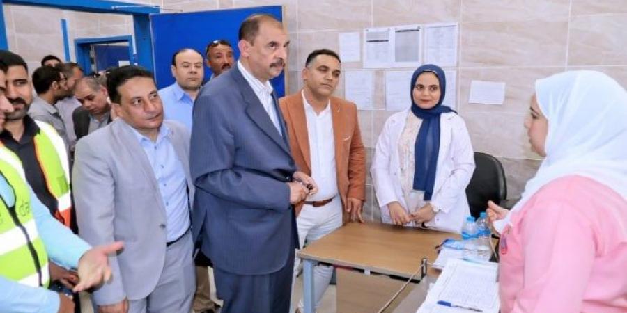 محافظ سوهاج يتفقد سير العمل بمشروعات « حياة كريمة» بقرية البطاخ - بوابة اخر ساعة