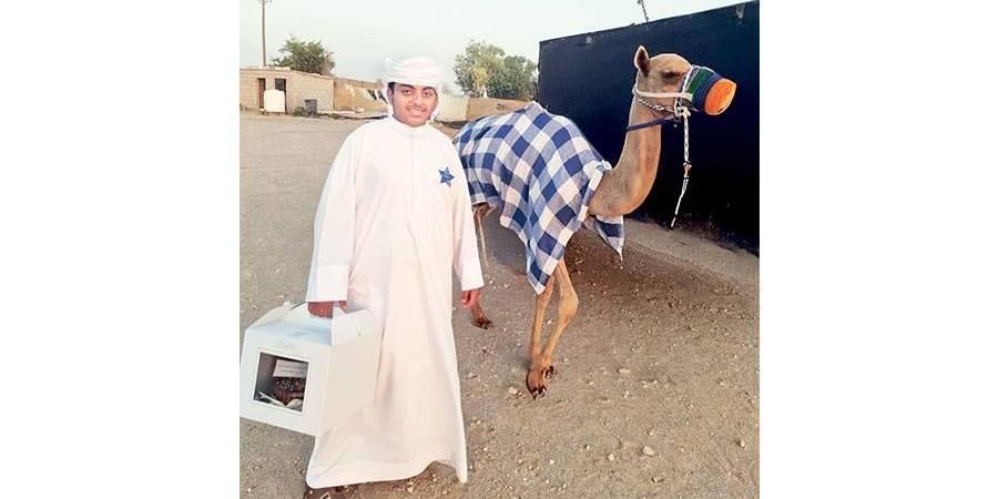 جمل يرافق حمد في رحلة الأمل - بوابة اخر ساعة