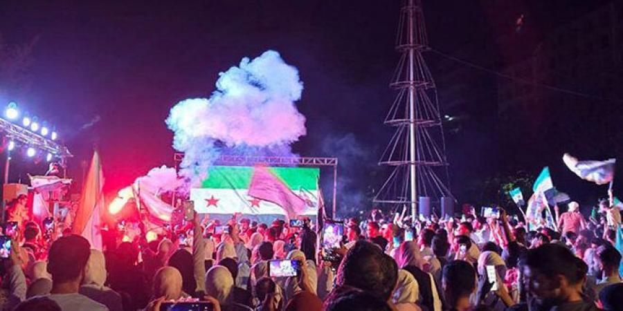 أهالي مدينة طرطوس يحتفلون بإطلاق الهوية البصرية الجديدة لسوريا في ساحة المحافظة - بوابة اخر ساعة