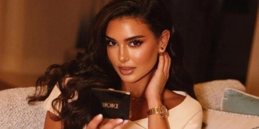 ياسمين صبري تستعرض رشاقتها على شاطئ البحر - بوابة اخر ساعة