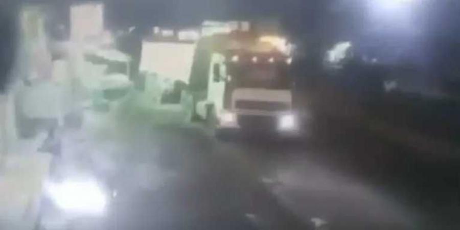 شاهد بالفيديو شاب يختار ان ينهي حياته تحت عجلات قاطرة في الحديدة .. والسائق يدفع الثمن - بوابة اخر ساعة
