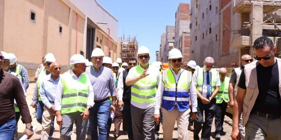 وزير قطاع الأعمال ومحافظ دمياط في جولة بشركة دمياط للغزل والنسيج - بوابة اخر ساعة
