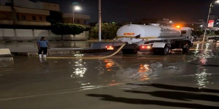 المحافظ يتابع جهود شفط المياه بعدانفجارخط 400 بمنطقة مجمع المحاكم - بوابة اخر ساعة