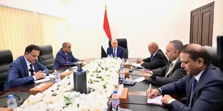 الرئيس العليمي يبحث مع الحكومة والبنك المركزي انهيار العملة والتزامات الدولة في عدن - بوابة اخر ساعة