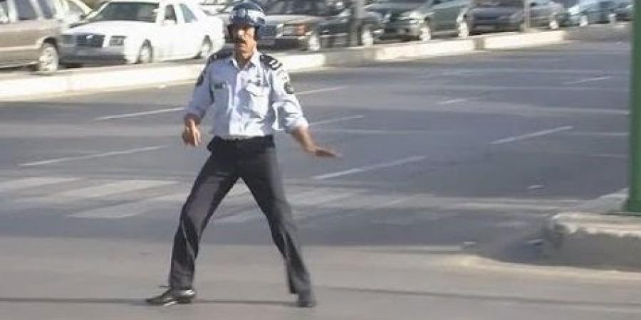 شاهد كيف أوقف الشرطي الراحل هزاع ذنيبات موكب الراحل الملك الحسين لأجل سيارة إسعاف .. فيديو - بوابة اخر ساعة