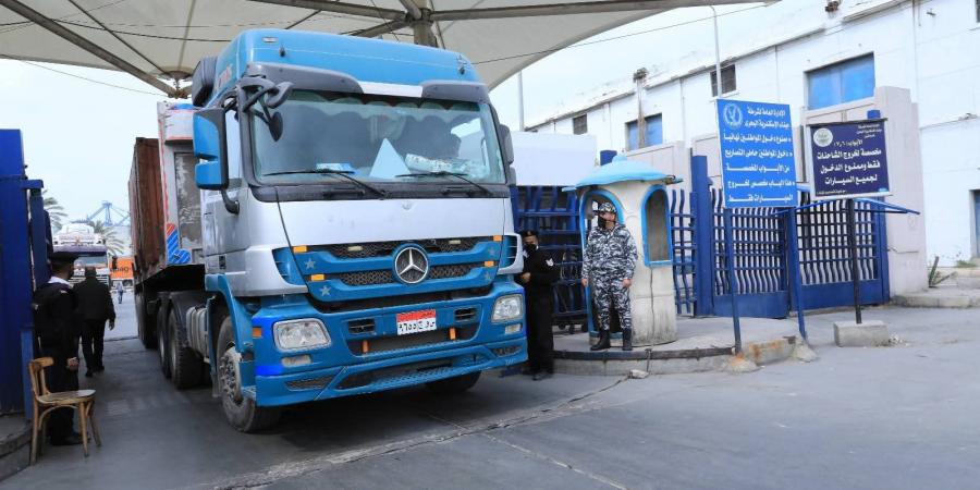 تسجيل 11الف و300 شاحنة عبر البوابات الجمركية بميناء الاسكندرية - بوابة اخر ساعة