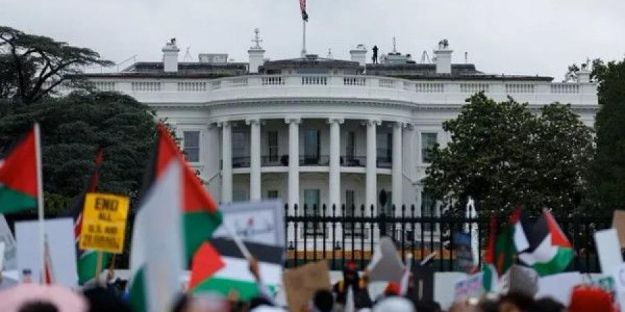 بالتزامن مع وصوله.. مظاهرات أمام البيت الأبيض رفضاً لزيارة نتنياهو ومطالبات باعتقاله - بوابة اخر ساعة
